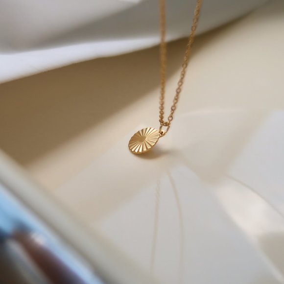 NEW 18K Gold Plated Textured Round Coin Necklace - Picture 6 of 10